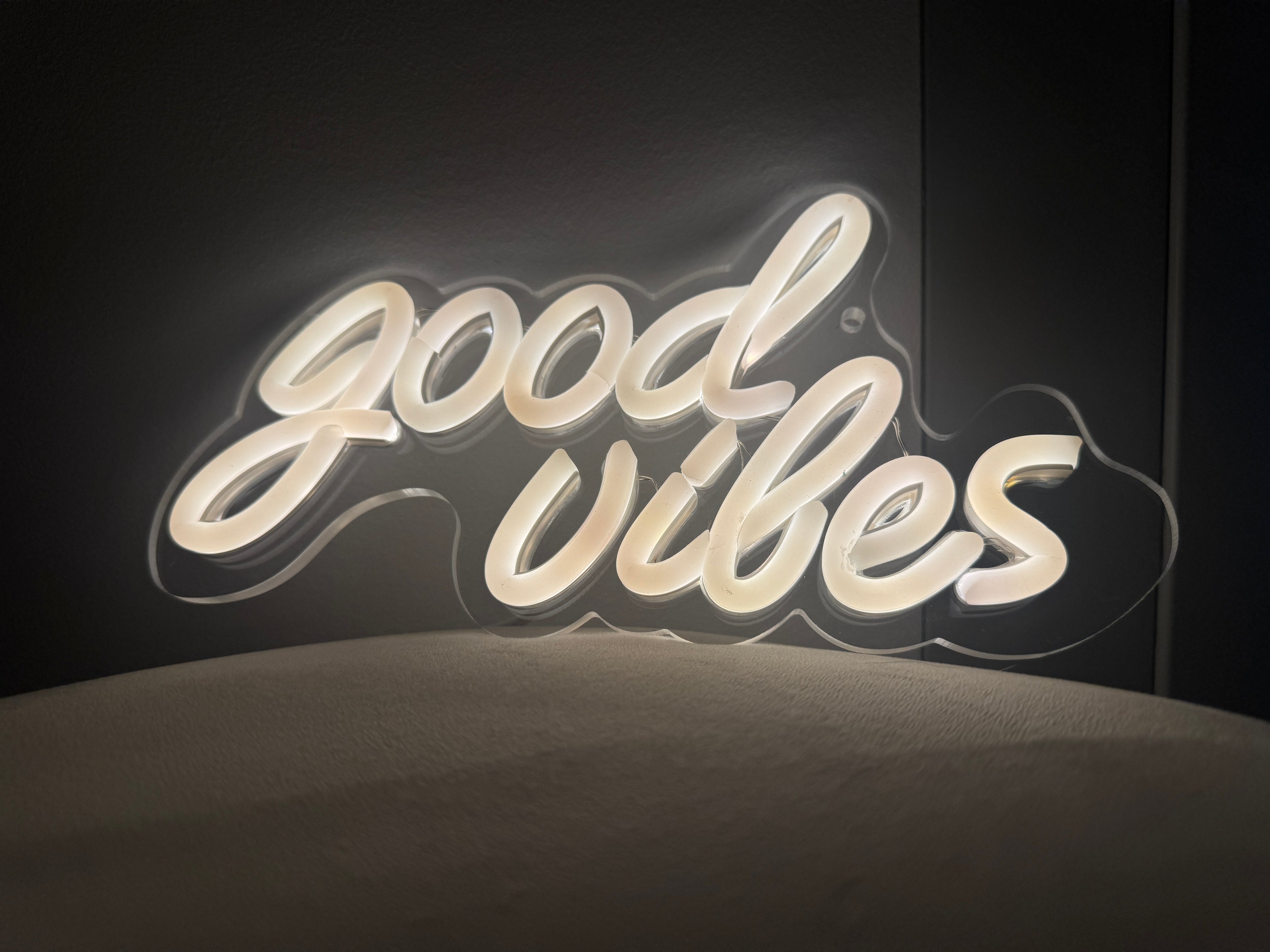 INSEGNA LUMINOSA “GOOD VIBES” – LED DECORATIVA
