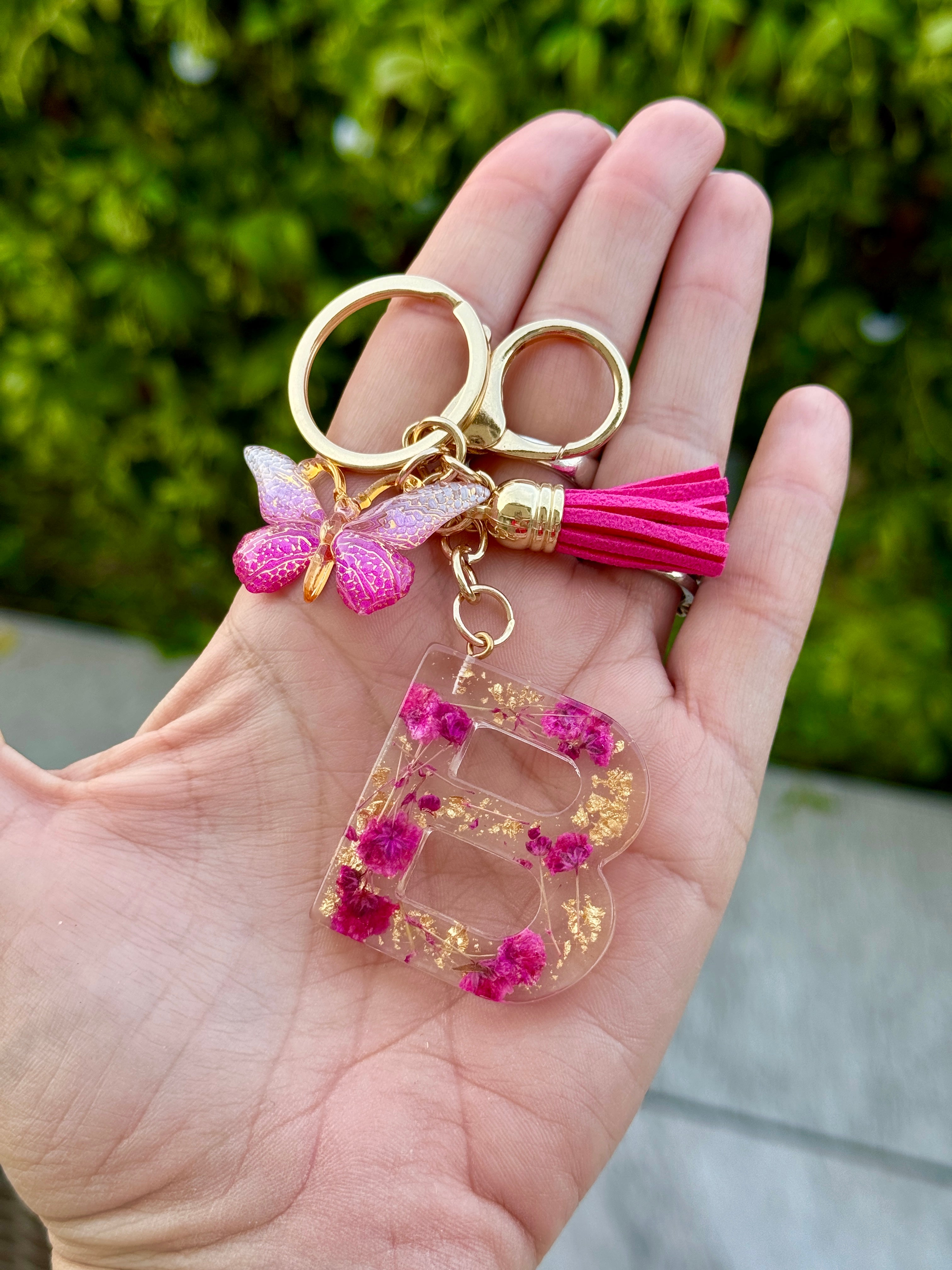 Portachiavi Iniziale “B” con Fiori Secchi & Charm Farfalla Rosa